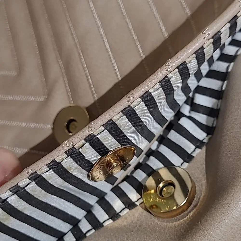 Shoulder chain purse with 3 pockets with magnet closure